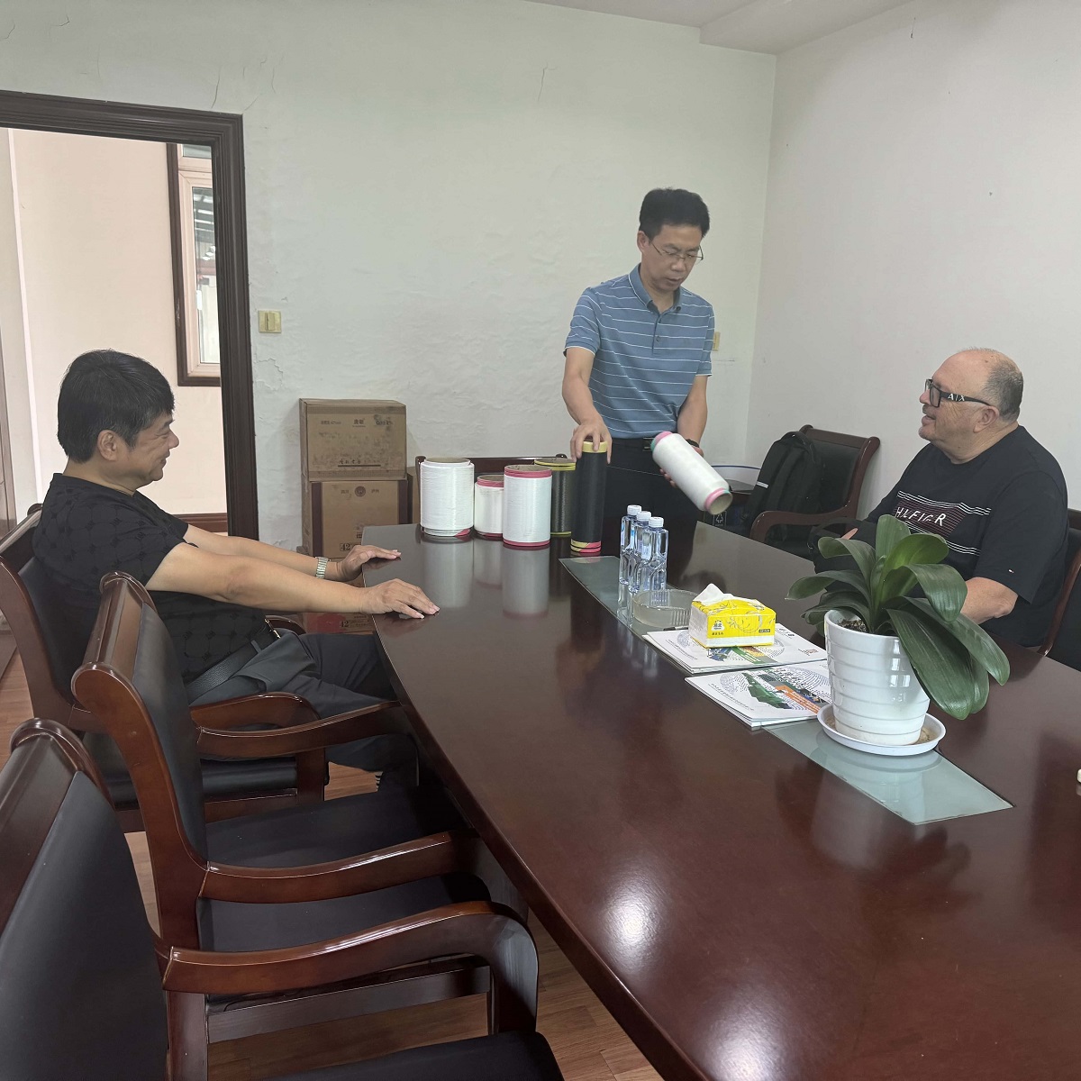 公司迎接海外客户,顺利完成纺织丝线分离器产品验收